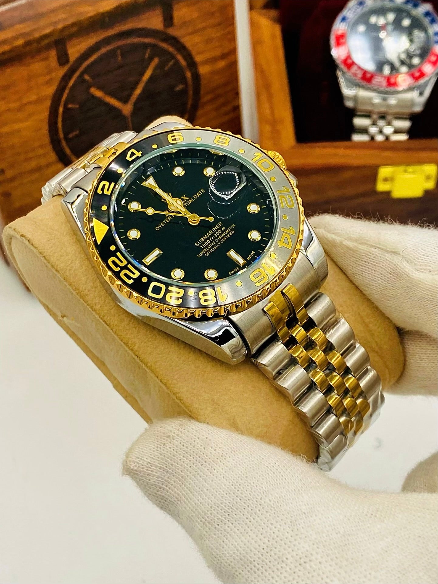 Premium Quartz Dive Style Watch with Rotating Bezel